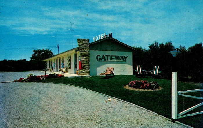 Gateway Motel - Vintage Post Card (newer photo)